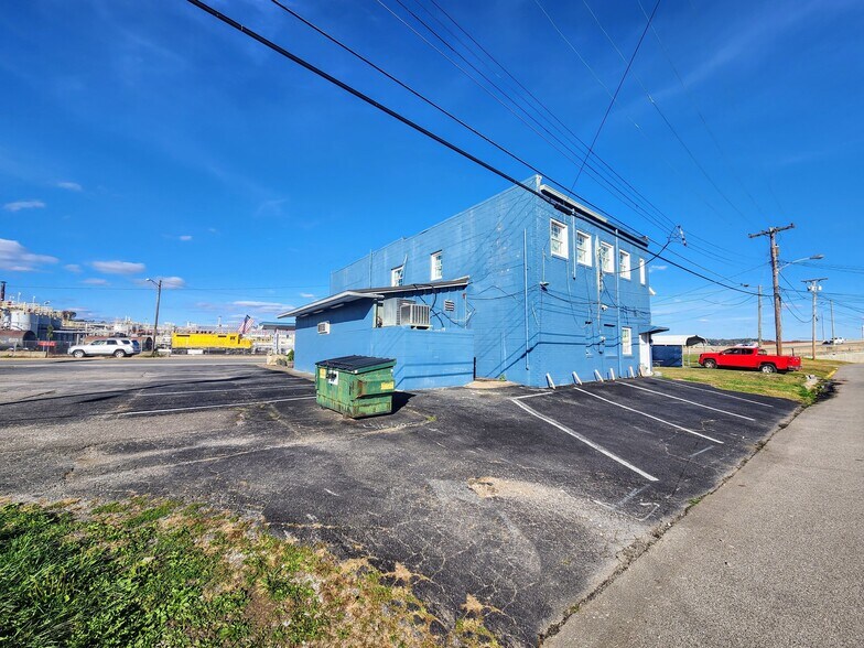 More Photos Of 712 Maccorkle Ave SW, South Charleston Veterinarian Kennel For Sale