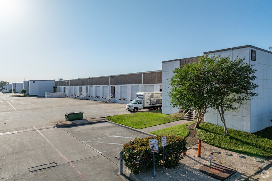 More Photos Of 3912-3922 Dunvale Rd, Houston Light Distribution For Lease