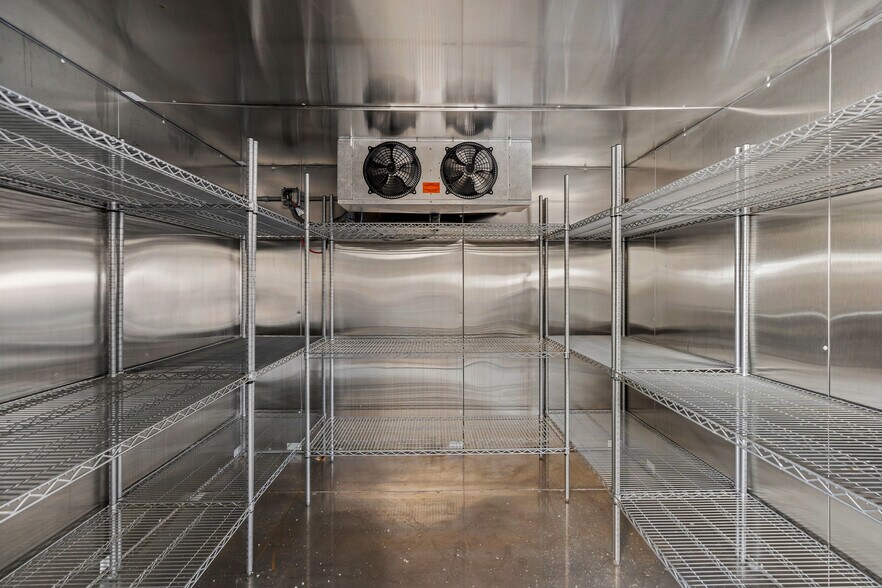 More Photos Of 150 Chelsea Harbor Dr, Norwich Restaurant For Lease