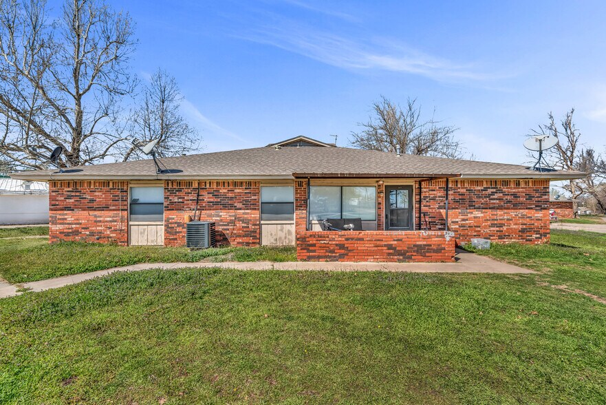 More Photos Of 210 NW North St, Minco Apartments For Sale