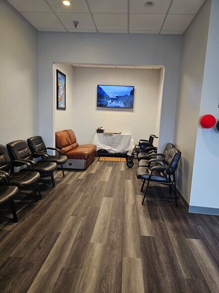 More Photos Of 121 Tom Hill Sr Blvd, Macon-Bibb Storefront Retail Office For Lease