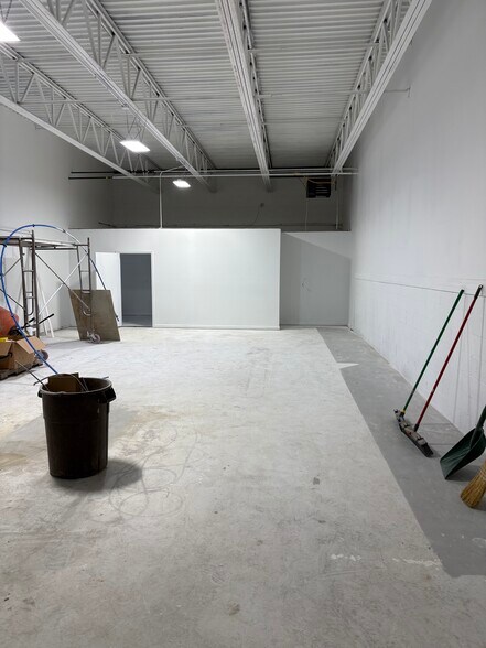 More Photos Of 7897 Taft St, Merrillville Warehouse For Lease