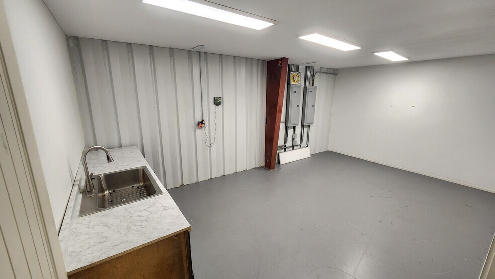 More Photos Of 2445 Robertson Dr, Richland Warehouse For Lease
