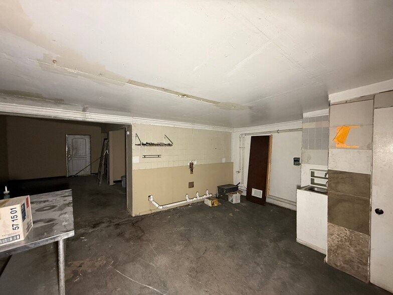 More Photos Of 2941 E Houston St, San Antonio Convenience Store For Lease