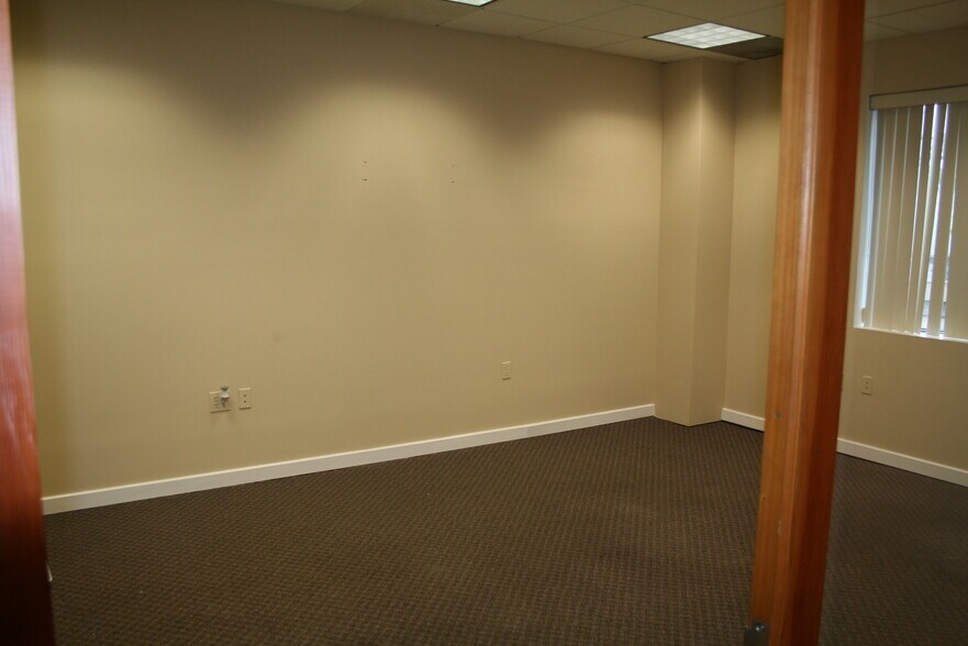 More Photos Of 8390 Terminal Rd, Lorton Warehouse For Lease