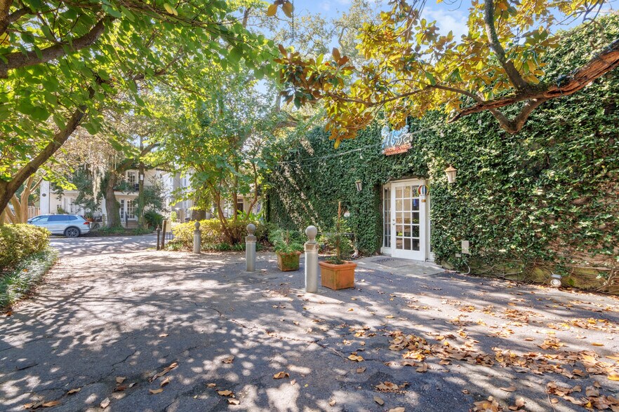 More Photos Of 5015 Magazine St, New Orleans General Retail For Lease