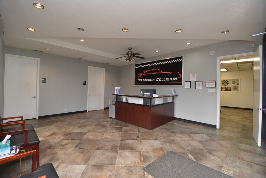 More Photos Of 5610-5613 Southwest Fwy, Houston Flex For Lease