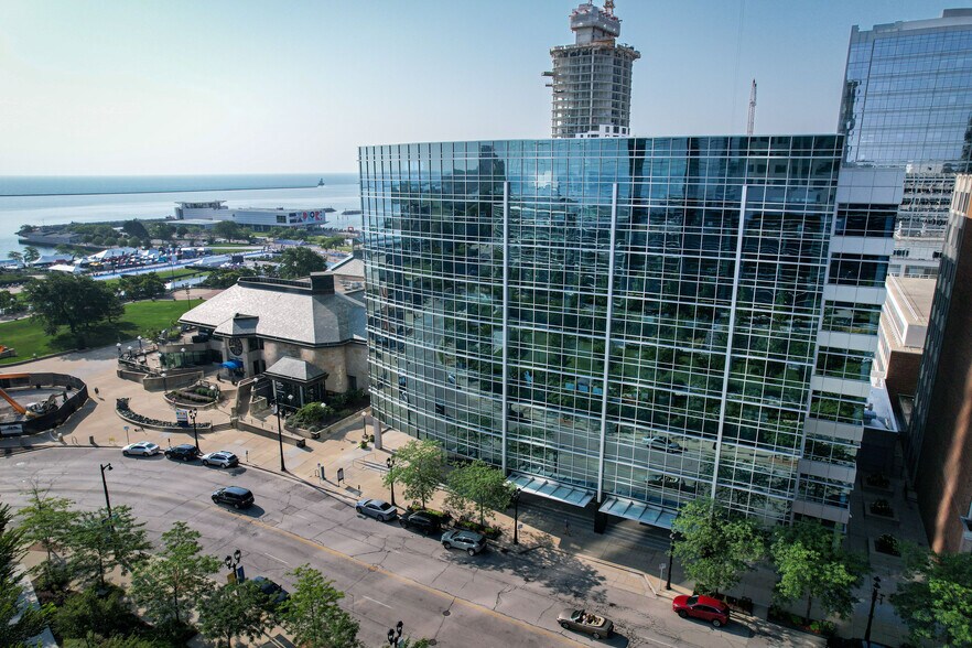 More Photos Of 875 E Wisconsin Ave, Milwaukee Office For Lease