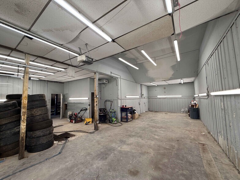 More Photos Of 209 Franklin St, Center Point Service Station For Sale
