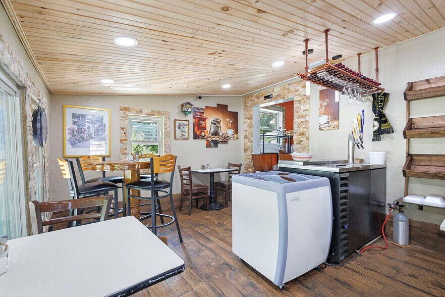 More Photos Of 4630 US Highway 17, De Leon Springs Restaurant For Sale
