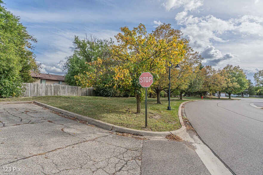 More Photos Of 625 N Bridgeport Ter, Lindenhurst Freestanding For Sale