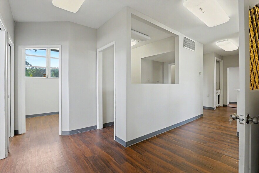 More Photos Of 1601 N State St, Augusta Office For Sale