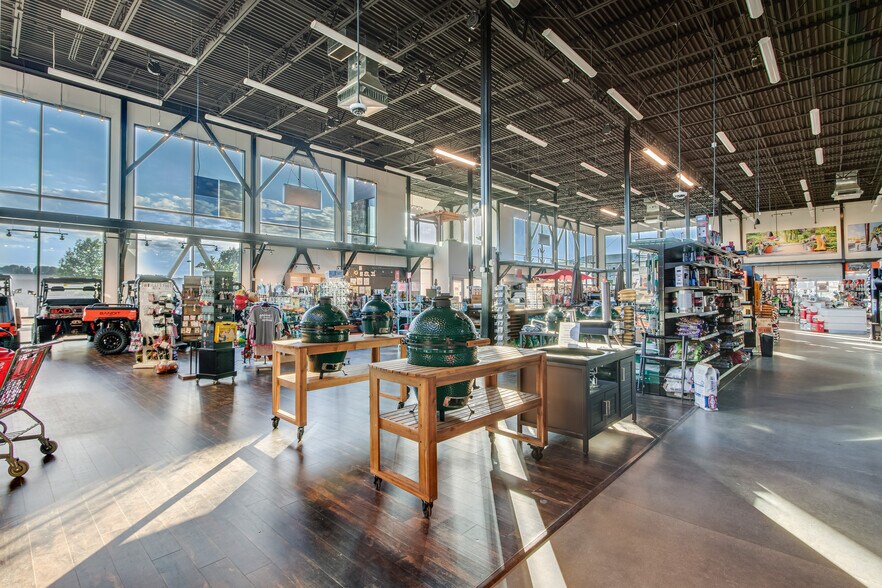 More Photos Of 1963 Jesse Jewell Pkwy NE, Gainesville Freestanding For Sale