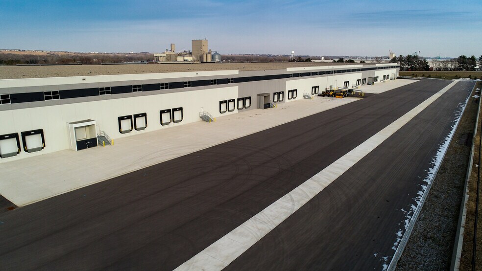 More Photos Of 3200 4th Ave E, Shakopee Distribution For Lease