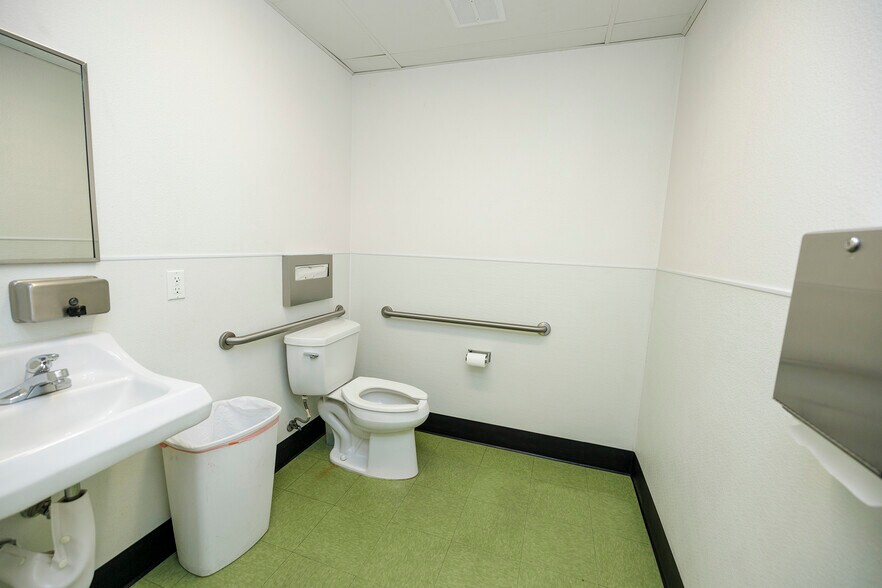 More Photos Of 918 10th St, Modesto Storefront Retail Office For Sale