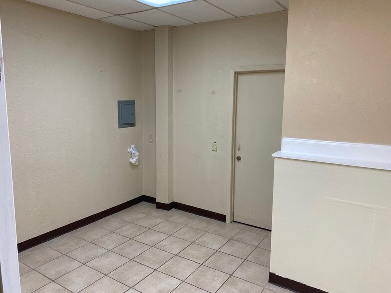 More Photos Of 4218-4220 Centergate St, San Antonio Research And Development For Lease