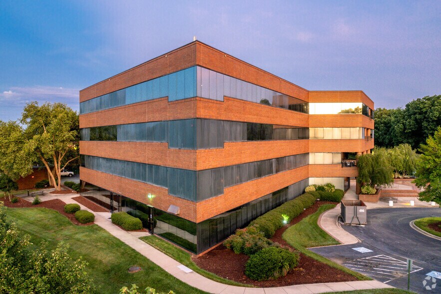 More Photos Of 4944 Parkway Plaza Blvd, Charlotte Office For Lease