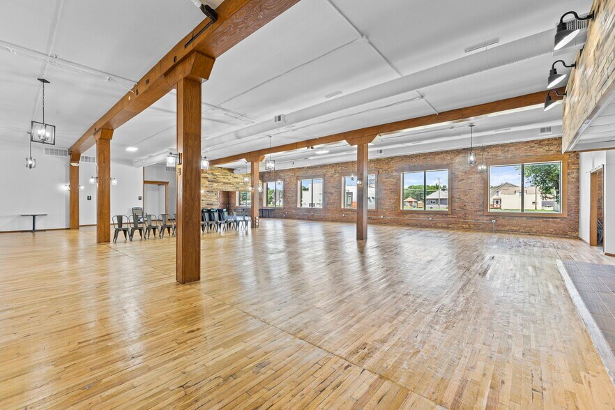 More Photos Of 415 W Madison Ave, Iola Restaurant For Sale