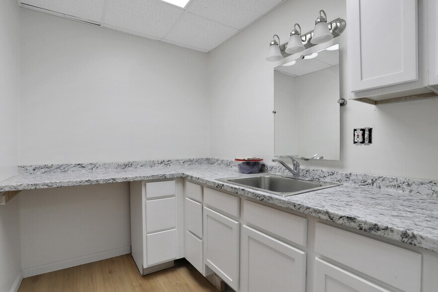 More Photos Of 3787 Old Middleburg Rd, Jacksonville Office For Sale