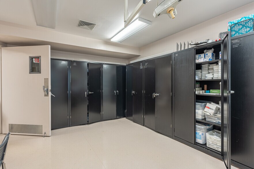 More Photos Of 330 W Frontage Rd, Northfield Medical For Lease