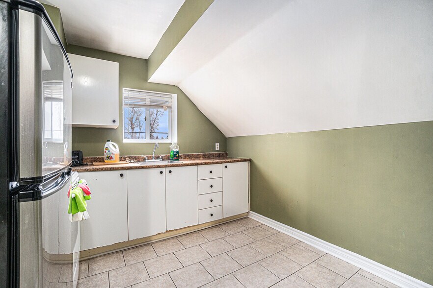 More Photos Of 331 Mona Av, Ottawa Apartments For Sale