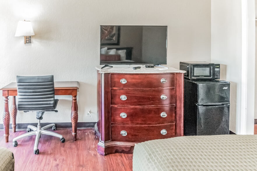 More Photos Of 4655 Highway 90, Marianna Hotel For Sale