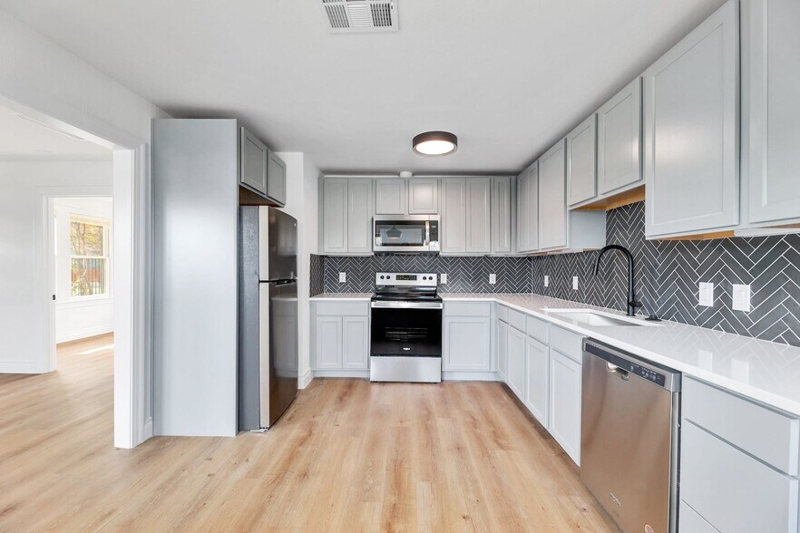 More Photos Of 306 W Stassney Ln, Austin Specialty For Sale