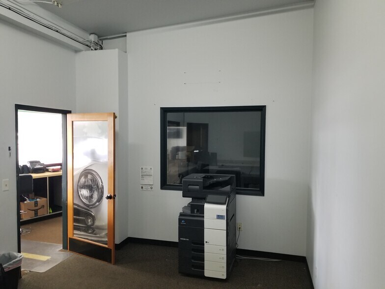 More Photos Of 4616 SE 82nd Ave, Portland Auto Dealership For Lease