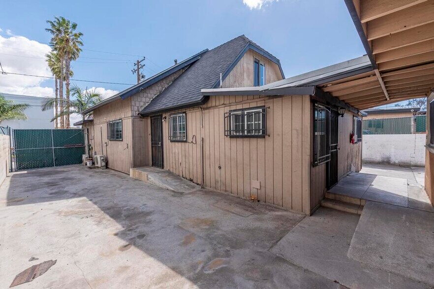 More Photos Of 31 Fulton Ave, Pasadena Light Manufacturing For Sale