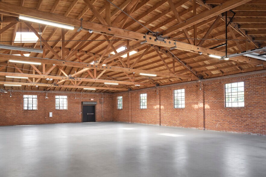 More Photos Of 3626 W Jefferson Blvd, Los Angeles Loft Creative Space For Lease