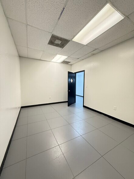 More Photos Of 2910 Antoine Dr, Houston Unknown For Lease