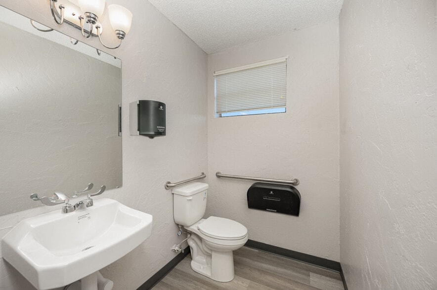 More Photos Of 1332 Malabar Rd SE, Palm Bay Industrial For Lease