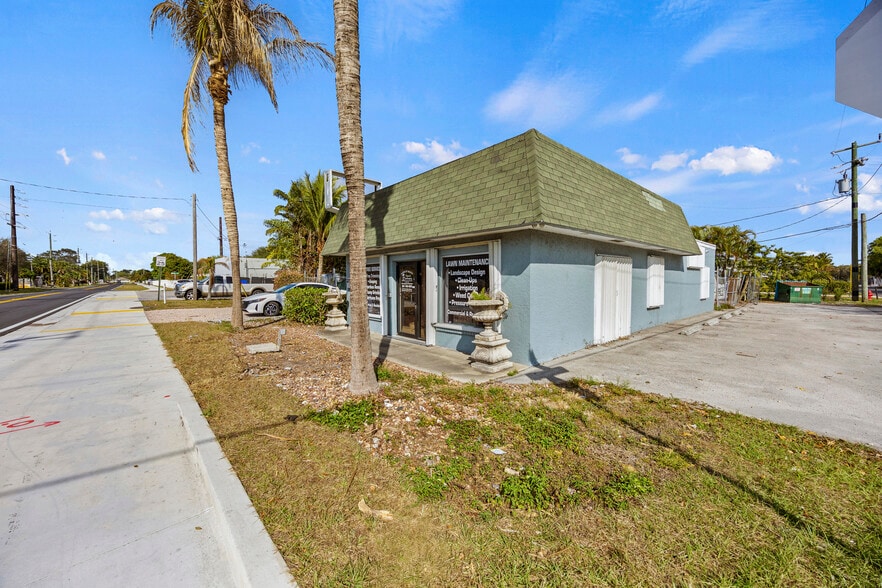 More Photos Of 3085 2nd Ave N, Palm Springs Freestanding For Sale