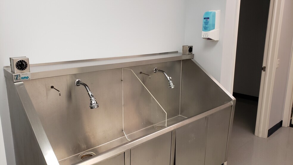 More Photos Of 912 Northwest Hwy, Fox River Grove Medical For Lease