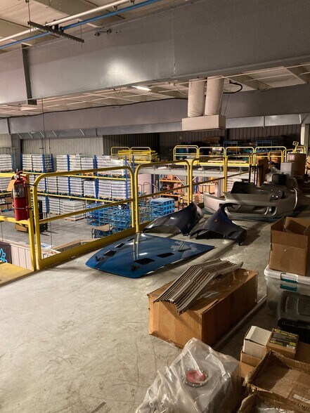 More Photos Of 11 Roadway Dr, Carlisle Light Manufacturing For Sale