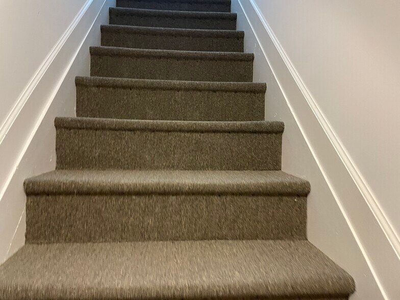 More Photos Of 8979 Pocahontas Trl, Williamsburg Light Distribution For Lease