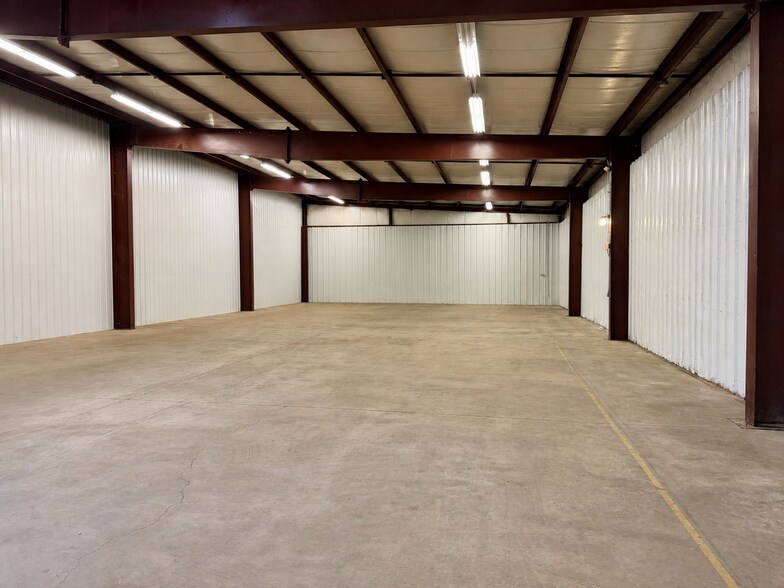 More Photos Of 44 Bates Pond Rd, Canterbury Warehouse For Lease
