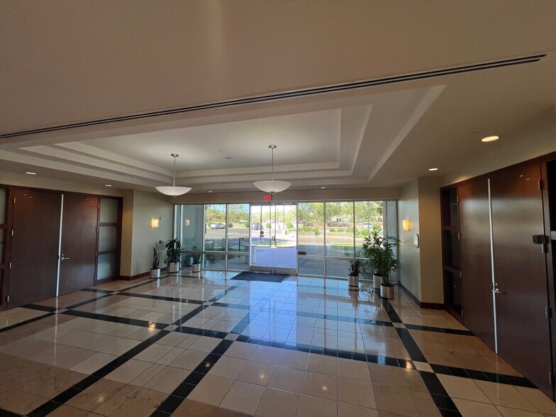 More Photos Of 5701 W Talavi Blvd, Glendale Office For Lease