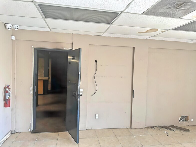 More Photos Of 5277 W Jefferson Blvd, Los Angeles General Retail For Sale
