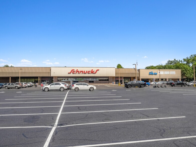 More Photos Of 1001 Court St, Pekin General Retail For Sale