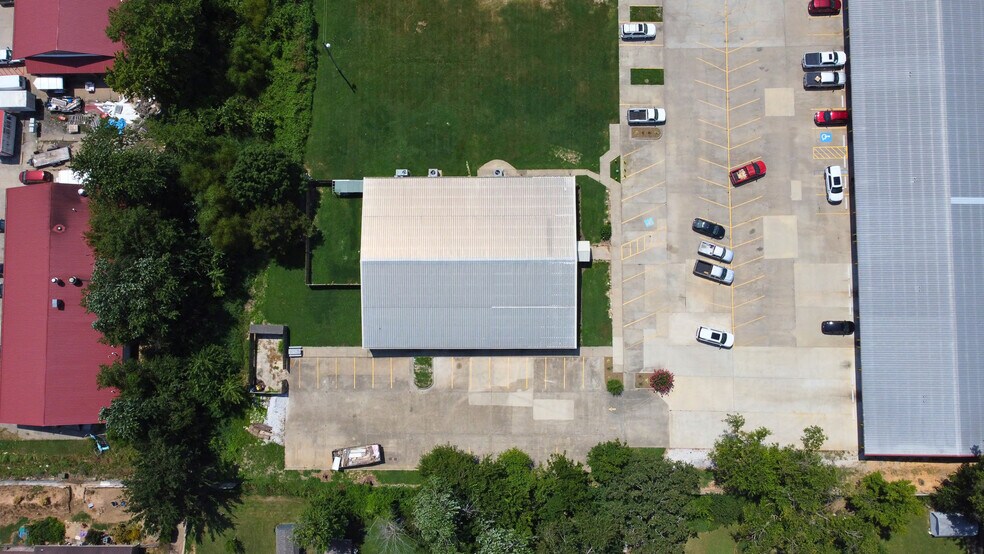 More Photos Of 1604 W Acorn Dr, Rogers Industrial For Lease