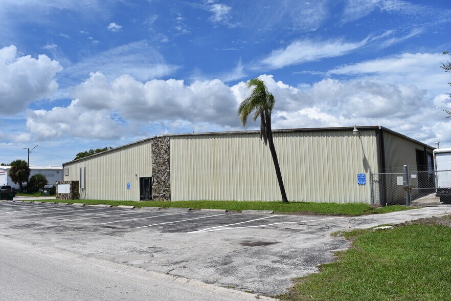 More Photos Of 12295 Automobile Blvd, Clearwater Warehouse For Lease