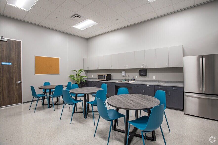 More Photos Of 2700 Louis Henna Blvd, Round Rock Warehouse For Lease