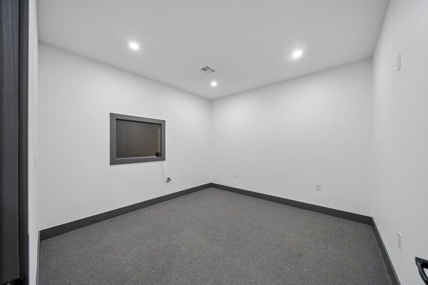More Photos Of 1422 E Fairview Ave, Nowata Industrial For Sale
