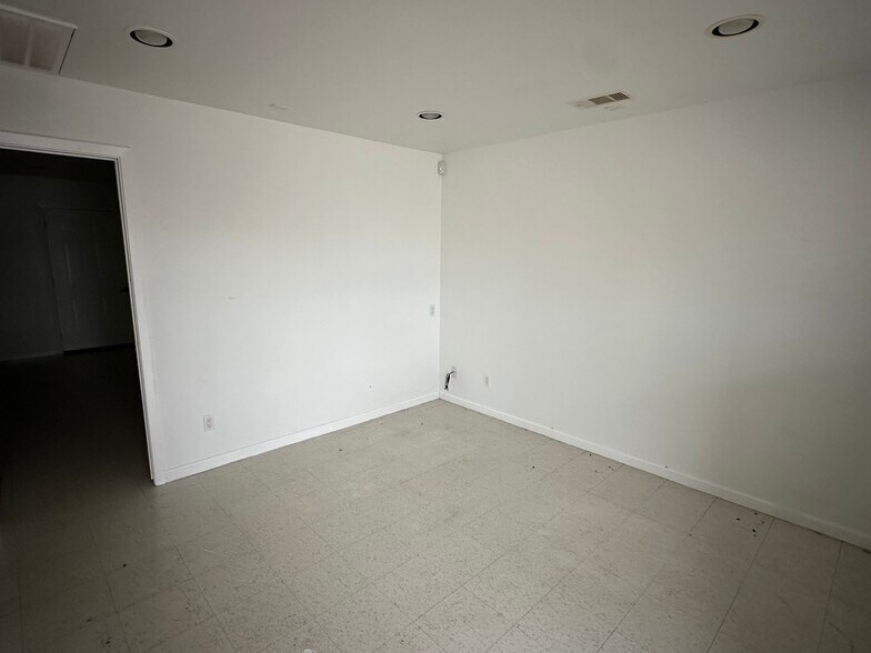 More Photos Of 10202 Mula Cir, Stafford Warehouse For Lease