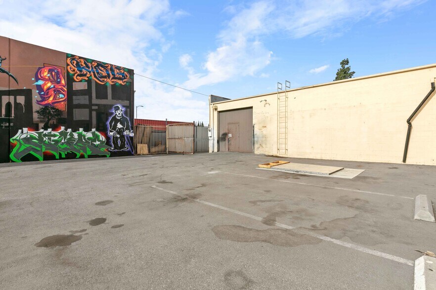 More Photos Of 12712 Saticoy St, North Hollywood Light Distribution For Lease
