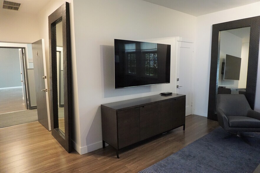 More Photos Of 449-451 N Canon Dr, Beverly Hills Unknown For Lease