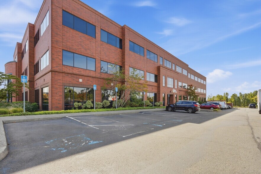 More Photos Of 10135 SE Sunnyside Rd, Clackamas Office For Lease
