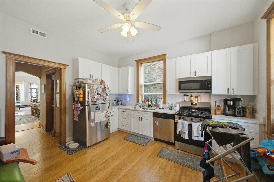 More Photos Of 905 W Fletcher St, Chicago Apartments For Sale