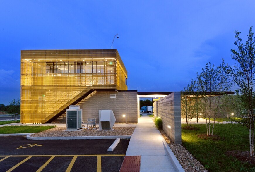 More Photos Of 3610 E Kearney St, Springfield Warehouse For Lease